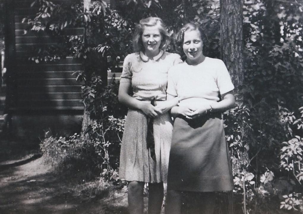 Two young women in Vennesla (1945). Synnøve to the left. Photographer: Arild Eriksen.