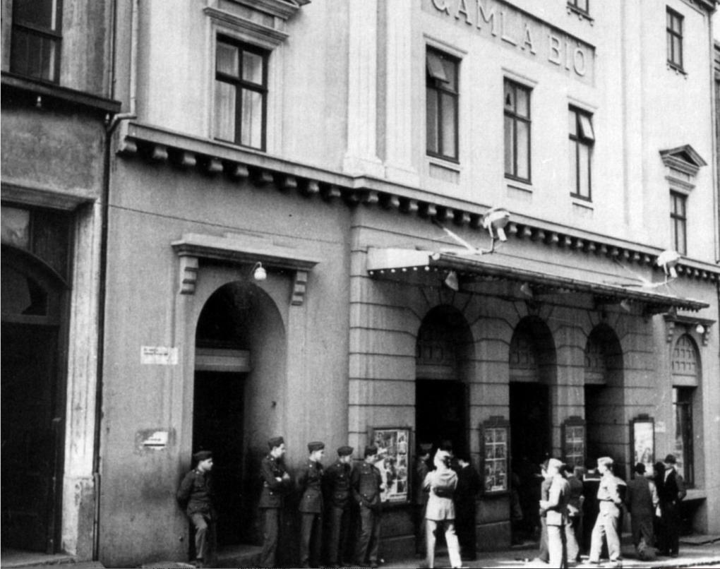 Gamla bíó was relocated in 1927, and seated 602 pers. American soldiers waiting to buy tickets in 1943.